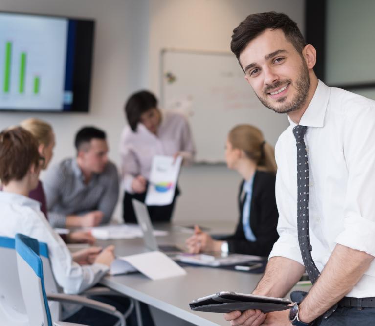 Student im Klassenverbund in einer Besprechung