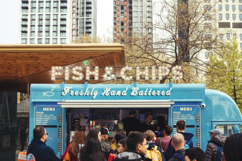 Street food truck mit einer Menschenmasse
