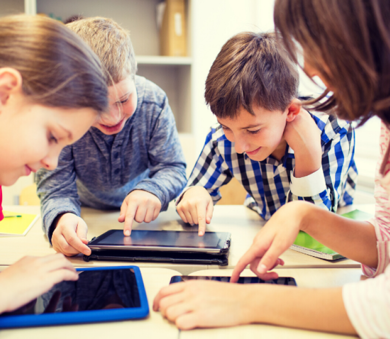 ipso haus des lernens schulkinder laptop klasse primar