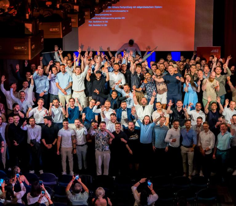 Headerbild Diplomfeier 2025 mit allen Absolvierenden