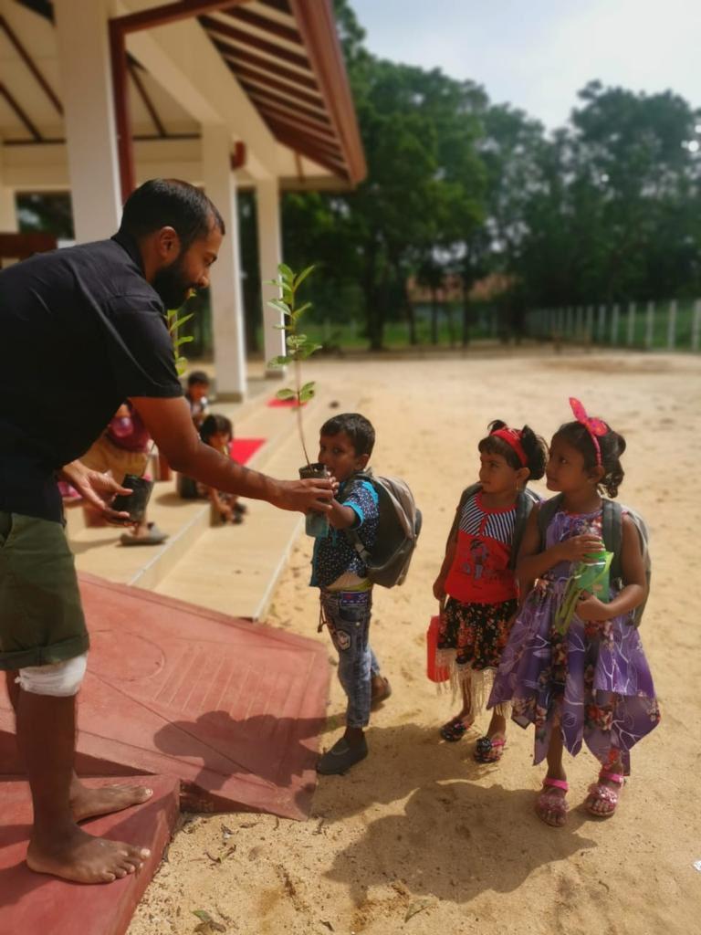 Dinu mit Kindergartenkindern vor der Schule