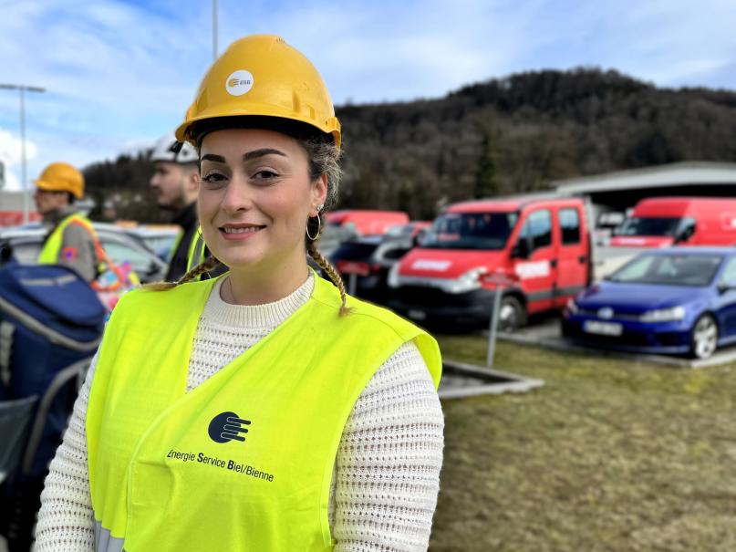 Foto einer jungen Frau mit Helm auf Baustelle