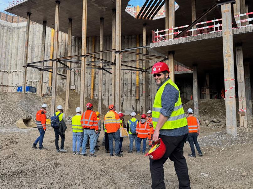 Baustelle mit Mann im Vordergrund