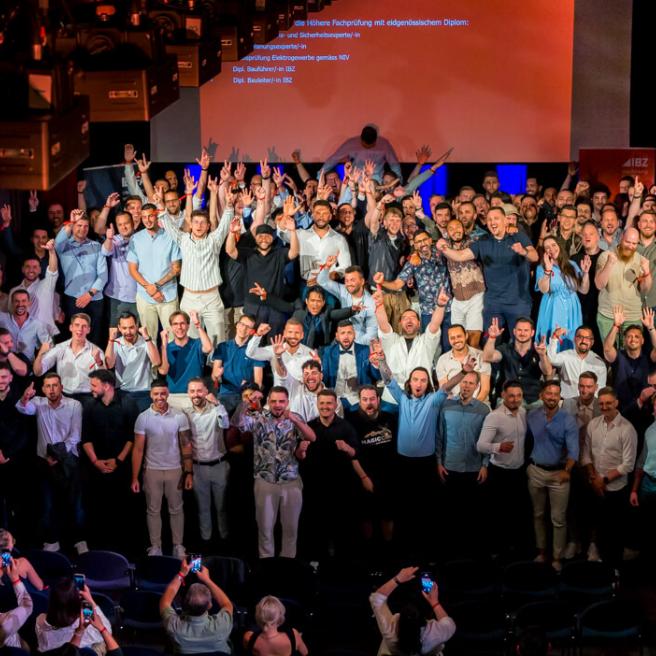 Headerbild Diplomfeier 2025 mit allen Absolvierenden