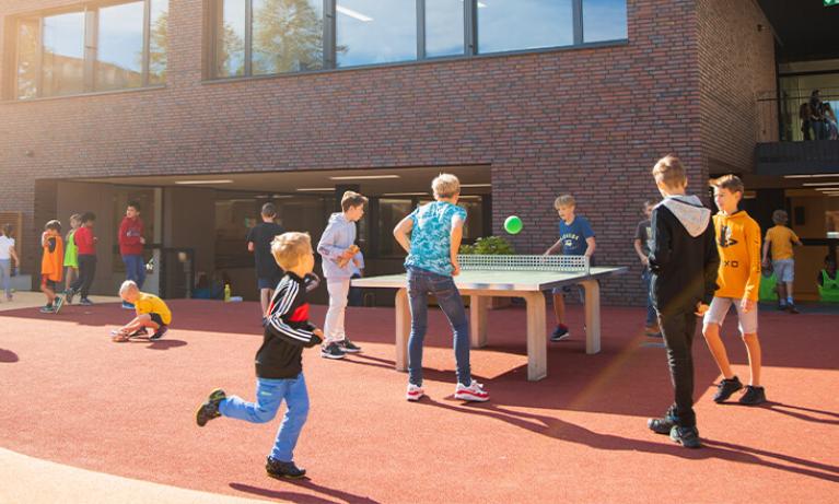 Kind spielt auf dem Pausenplatz