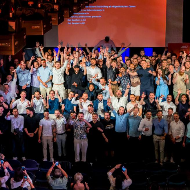 Headerbild Diplomfeier 2025 mit allen Absolvierenden