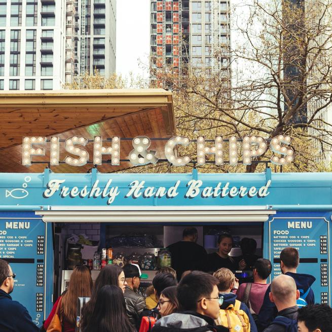 Street food truck mit einer Menschenmasse
