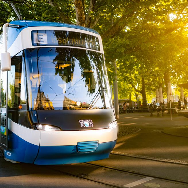 Bild von Tram mit Aufschrift ipso! Alumni